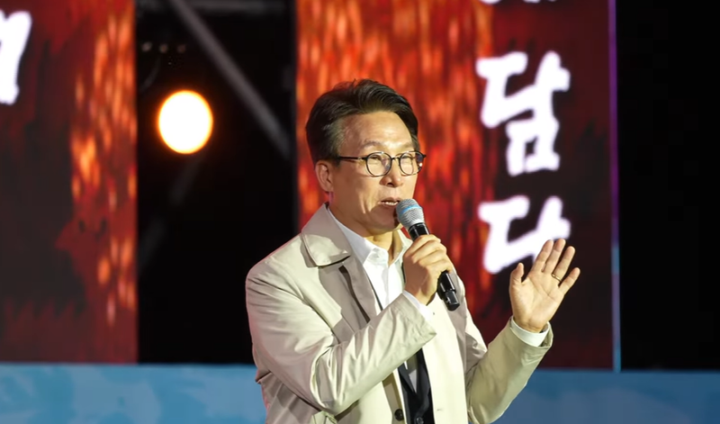 한창 노래하는데 무대 오른 <b>김민석</b>…'<b>과잉 의전</b>' 논란