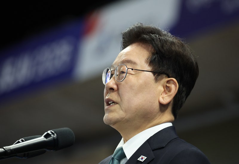 이 <b>대통령 지지율</b> 37.3%로 <b>반등</b>…"민생 정책 강조 영향" [리얼미터]