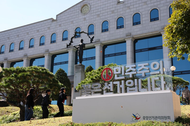 '<b>직원 사망</b>'에 <b>선관위</b> "수사 심리적 부담 극심"…특검 "강압 없었다"