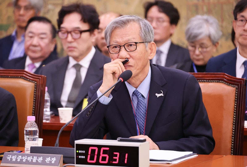 <b>이 대통령</b>, 친일파 글씨 '셀프 출품' <b>유홍준 사직 재가</b>