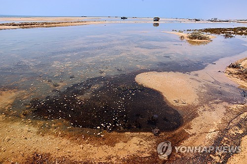 이란 게슘섬 연안에 고여 있는 검은 기름 찌꺼기 / 사진=AP, 연합뉴스