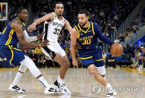 飞溅三重奏金州勇士队130比115战胜圣安东尼奥马刺队[NBA]