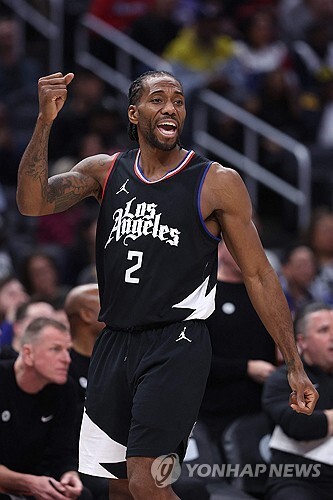 [NBA] ‘레너드 <b>트리플더블</b>’ 클리퍼스, LA 더비서 르브론 빠진 <b>레이커스</b> 꺾고...