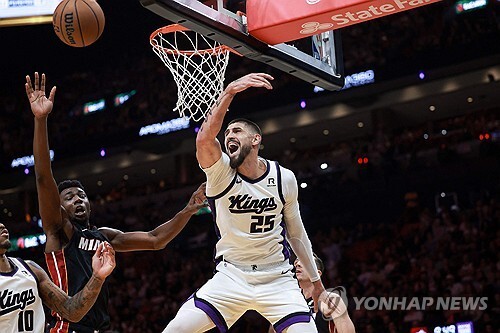 [NBA] ‘빅맨 보강 성공’ 윌리엄스 트레이드 틀어진 LAL, FA 시장서 213cm 센터 렌 영입