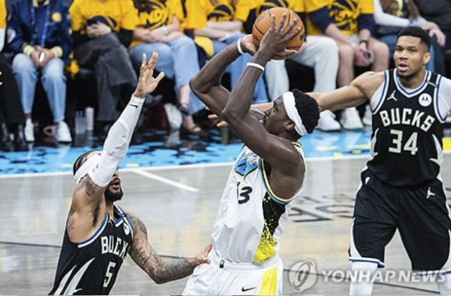 [NBA PO] 시아캄·할리버튼 버텼다! 인디애나, 릴라드 복귀한 밀워키 상대로 시리즈 2연승 질주