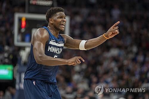 [NBA PO] &apos;끔찍한 4쿼터 악몽&apos; 레이커스, 극적인 역전패 당하며 PO 탈락까지 1패 남았다
