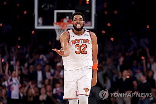 [NBA PO] &apos;디펜딩 챔피언의 몰락&apos; 뉴욕, 보스턴 꺾고 25년 만에 컨퍼런스 파이널 진출