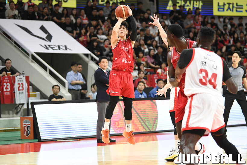 ‘<b>변준형</b>·오브라이언트 44점 합작’ <b>정관장</b>, 서울 SK 제압하고 홈 3연승...