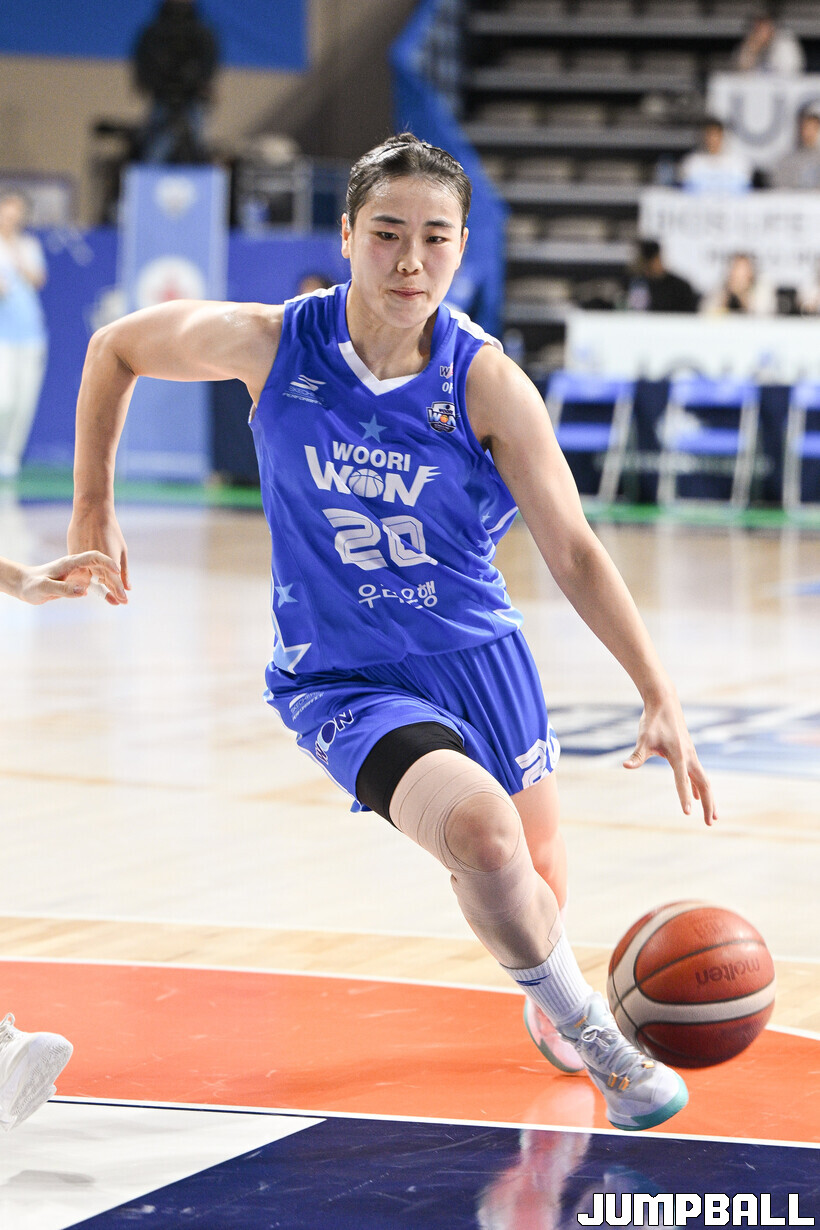 ‘이명관 21점’ <b>우리은행</b>, <b>신한은행</b> 꺾고 시즌 <b>첫 승</b> 신고