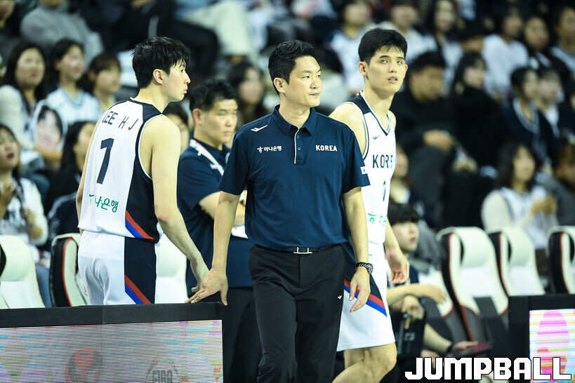 [FIBA WC] 임시 소방수가 해낸 중국전 2연승…전희철 <b>감독</b>은 선수들에게...