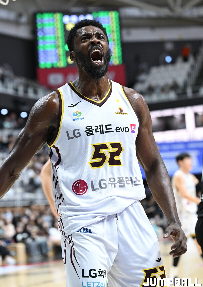 득점 침묵의 출발점이었던 에릭, 4쿼터 추격 시동 건 6점 - 뉴스 썸네일 이미지