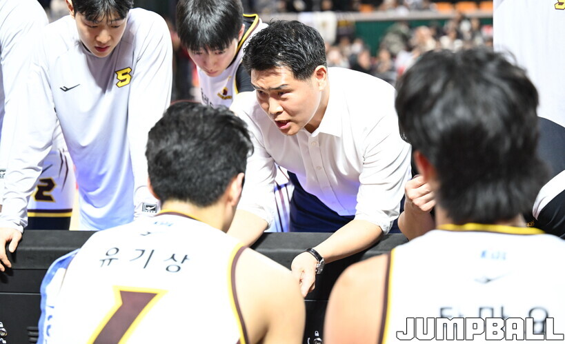 [웜업터뷰] 이례적이었던 경기 후 30분 <b>미팅</b>, <b>조상현 감독</b> “20점 차로 ...