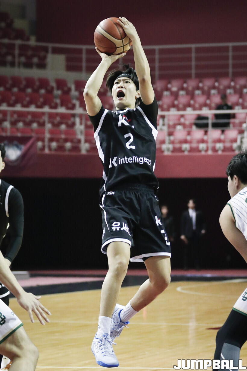 [포토] 미들 점퍼 시도하는 KT 조환희 - 뉴스 썸네일 이미지