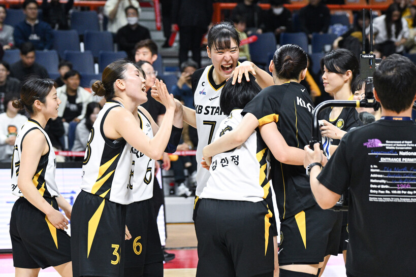 Park Ji-soo tỏa sáng, KB Stars vô địch giải đấu: ‘Tôi không xứng đáng nhận giải Thủ thành xuất sắc nhất sao?’