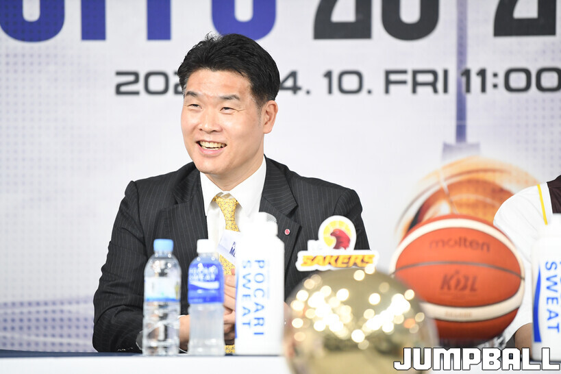 LG 최장수 감독 발판 마련, 11년 전 유재학 감독처럼 통합우승? - 뉴스 썸네일 이미지