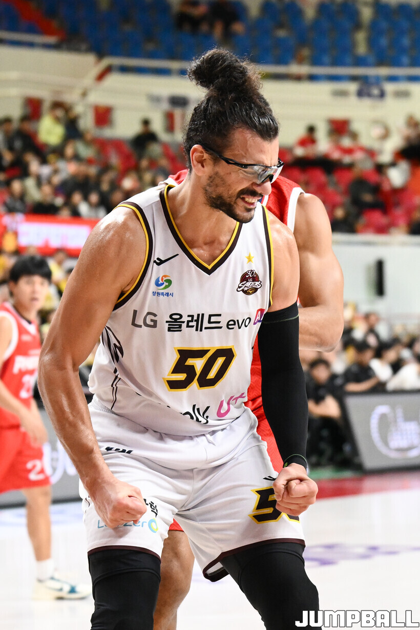‘미쳤다’ <b>마레이</b> 홀로 <b>34리바운드</b>! KBL 새 역사…‘송골매 군단’ LG도...