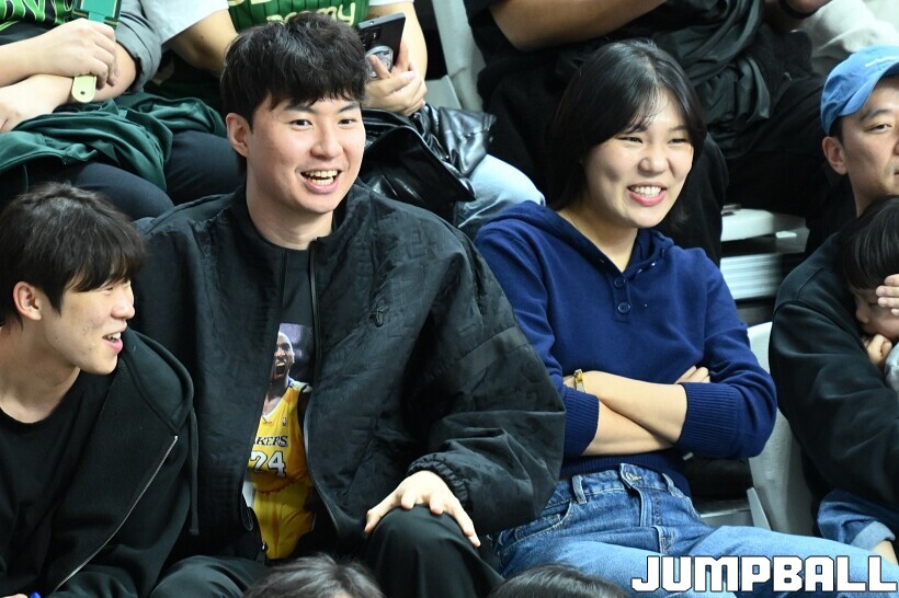 [농구장을 찾은 스타] NBA 도전 <b>이현중</b>, WNBA LA 스팍스 <b>박지현</b> '<b>KT-DB</b>전 ...