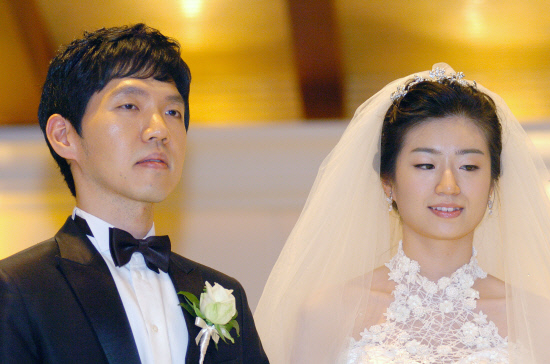 Lee Changho, wedding photo with his wife Lee Do-yoon, 28 Oct 2010. (Image credit: n.news.naver.com) (image inlined from imgnews.pstatic.net) Lee Changho, wedding photo with his wife Lee Do-yoon, 28 Oct 2010. (Image credit: n.news.naver.com)