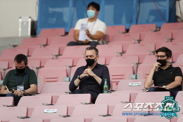 '태극마크와 선수보호 사이' 홍철 부활에 공들인 <b>홍명보</b> 울산 감독의 진...