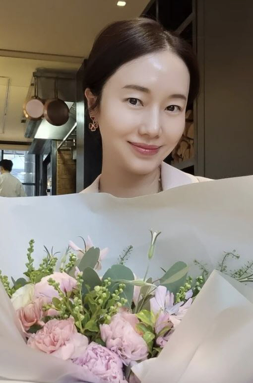 '<b>임신</b>' 이정현, <b>문소리</b>→한지혜 선물에 감동...명품 아기 옷까지! "잘 키...