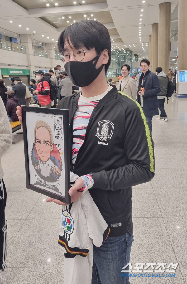 [현장에서]공항에서 밤 꼴딱 샌 클린스만 감독팬들의 열정…사인 미션에서 '희비'