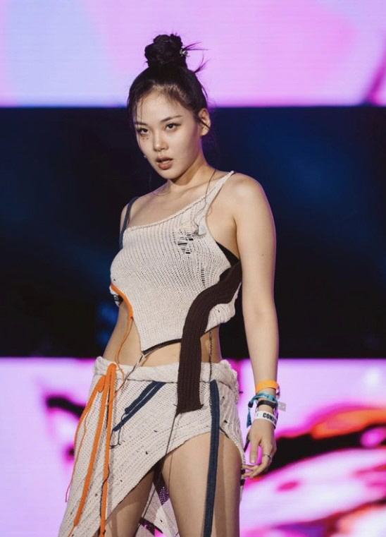 [종합] "女 관객에 동성키스"…<b>비비</b>, '팬서비스vs선정성' 아슬아슬 줄타...
