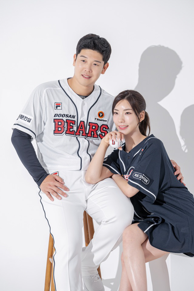 "첫 눈에 반했어요"…<b>김명신</b>, 3년 연애 끝에 결혼