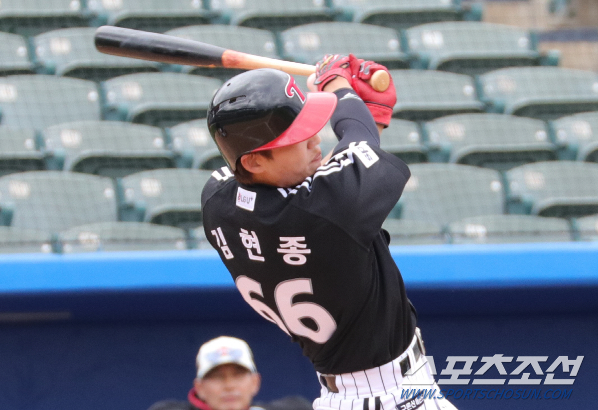 <b>신인 김현종</b> 첫타석 홈런 작렬. LG 선발 전원안타, NC에 9대4 역전승[캠프 소...