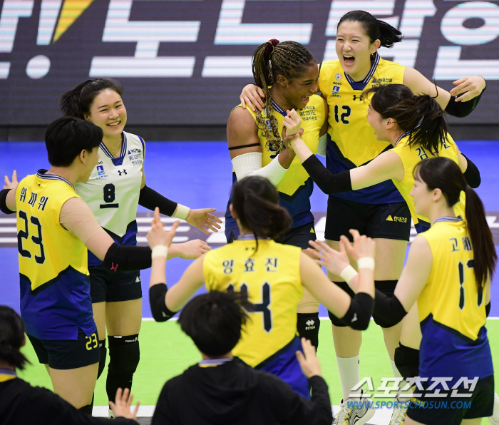 [포토] 현대건설, <b>GS칼텍스 3-0</b>으로 <b>격파</b>