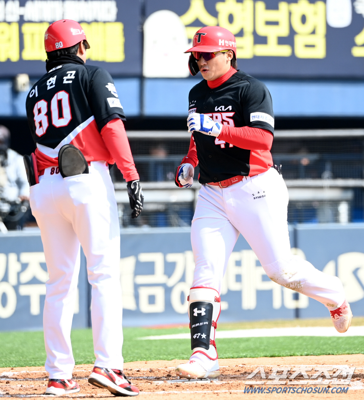 충격! KIA 캡틴 <b>나성범 햄스트링</b> 부분 손상 2주 진단…개막전 출격 불발![공식...