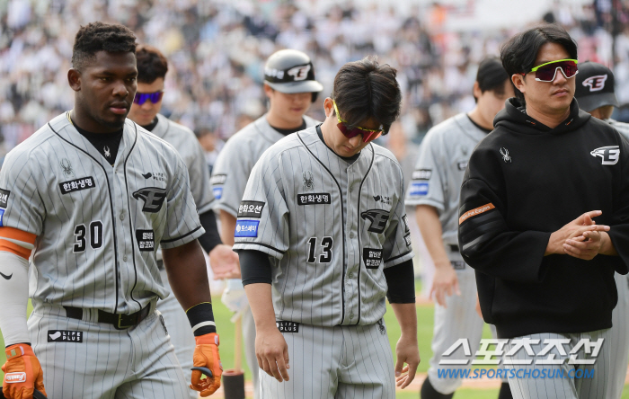 1회 타자 일순→<b>3⅓이닝</b> 강판…시련의 2G, 아직은 무거운 '1선발 무게'