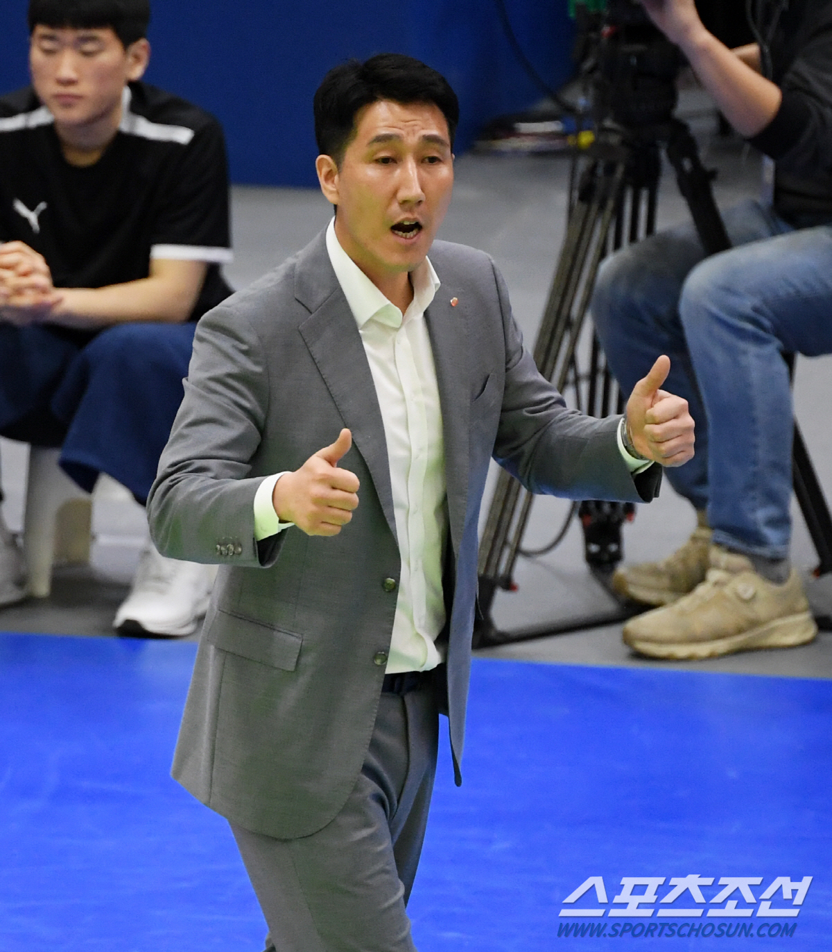 <b>한국전력</b>, <b>권영민 감독</b>과 재계약...저연차 선수 육성 의지 봤다