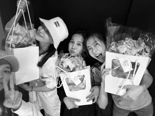 <b>김희선</b>·<b>송혜교</b>·송윤아, 민낯도 예쁜 미녀들..진한 포옹으로 '<b>우정</b> 과시