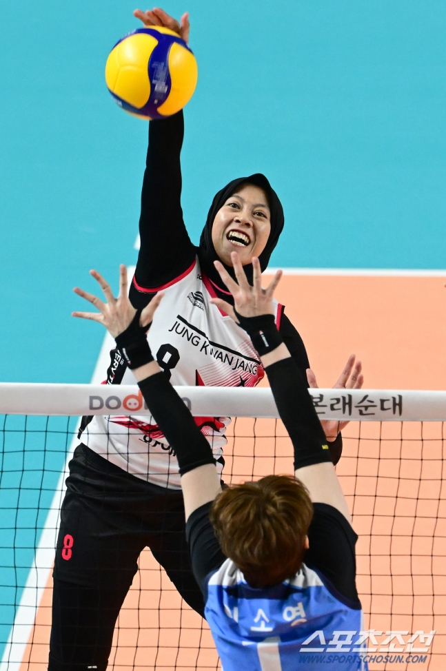 &apos;17:10→17:21→23:21→25:23&apos; &apos;이소영 더비&apos;에서 역대급 세트 터졌다. 여자부 4경기 중 3경기가 5세트라니... 역대급 시즌 예고. 정관장이 3대2 진땀승[통영 리뷰]