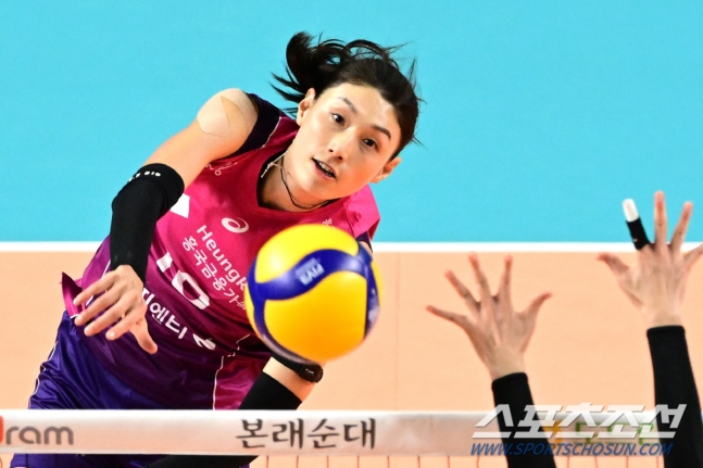 &apos;배구 여제가 돌아왔다.&apos; 공격성공률 52%, 17득점. 1m97,1m91 장신 동료들과 우승 향해 출발. 일본팀에 3대0 완승[통영 리뷰]