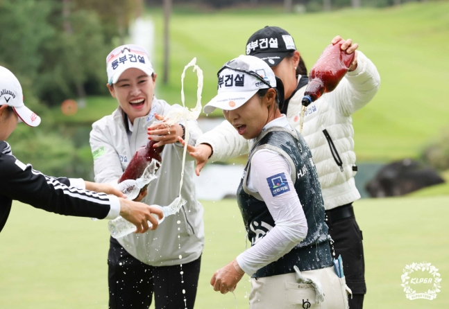 &apos;오! 가을이 왔군&apos; 김수지 시즌 첫 승, 윤이나 상금 1위, 박현경 대상 1위 등극[하이트진로 챔피언십]