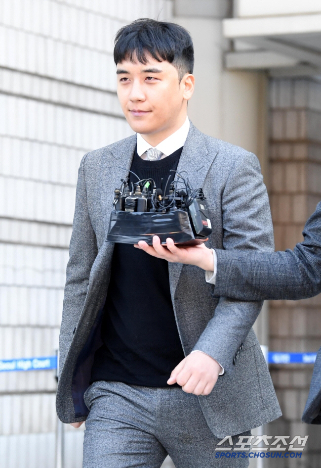 "캄보디아로 돌아가"…<b>승리</b>, <b>강남 술집</b> 출몰 근황에 비난 폭주[SC이슈]