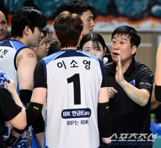 "셋이 합쳐 연봉 12억→7득점+공격 효율 마이너스" 사령탑의 웃픈 속내…잦아드는 기업은행의 봄배구 야망 [장충포커스]