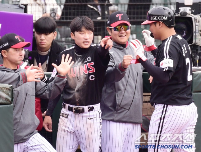 &apos;6회 7득점 빅이닝&apos; LG 8대2 첫승 신고. 롯데 3실책 자멸. 152㎞ 김영우 오늘도 마무리[부산 리뷰]