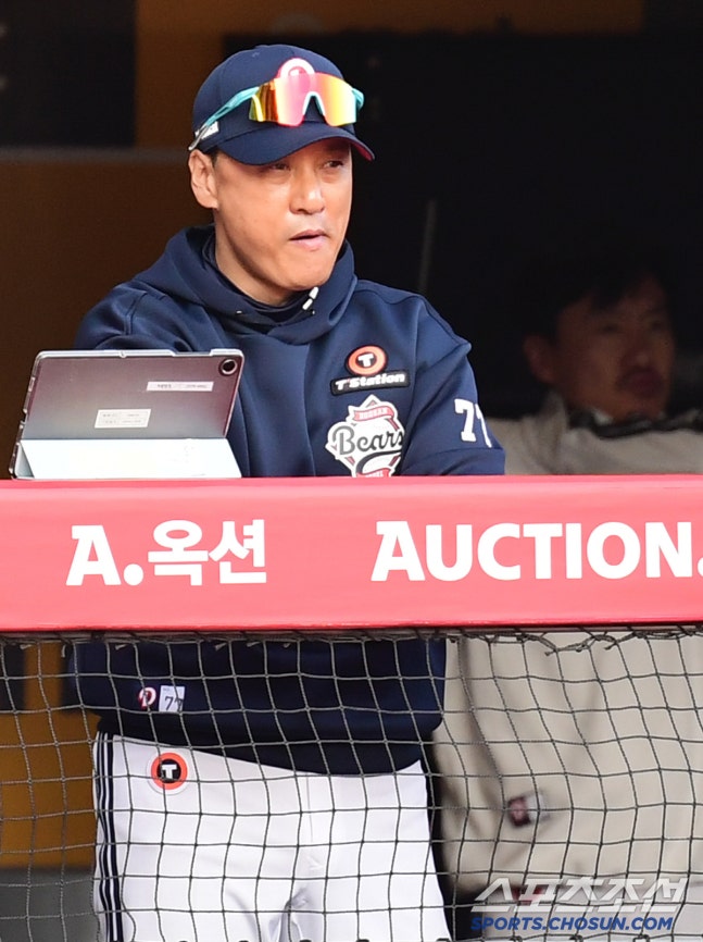 우우우! &apos;야유 세례&apos; 속 비디오판독 강행 → 독했던 국민타자, 진심은 달랐다.. 박성한 선수 괜찮습니까 [인천 현장]
