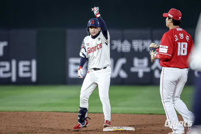 새로운 에이스 향한 기립박수! 레이예스 대포 → <b>데이비슨 쾌투</b>…<b>롯데</b>,...
