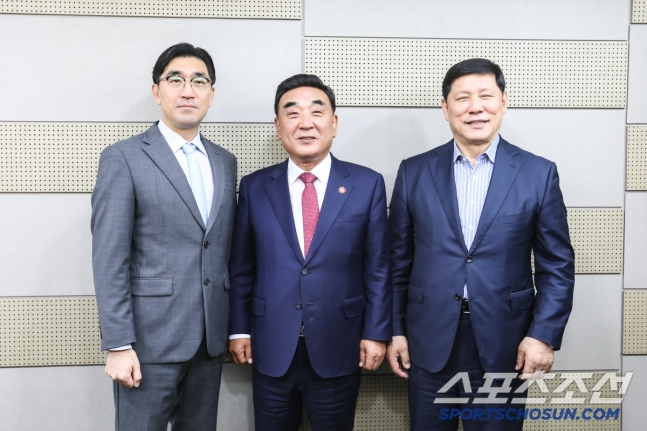 &apos;연고이전&apos; 떠올렸던 허구연 총재, &apos;NC 새 보금자리&apos; 마련한 김두겸 울산시장 만났다 [울산현장]
