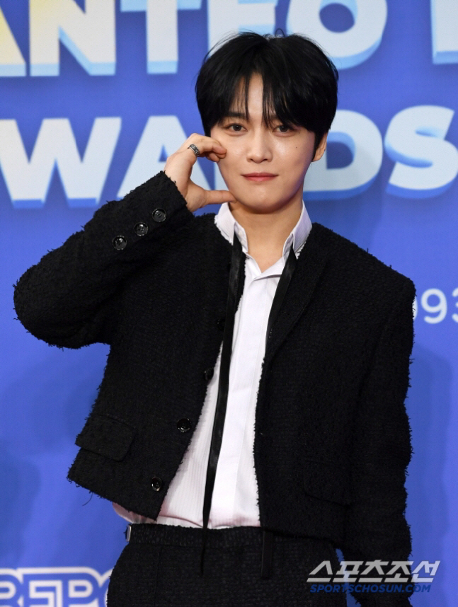 <b>김재중</b>, 양부모에 '60억 집' <b>선물</b>했다 후폭풍 "동료 연예인들, <b>효도</b> 압박...