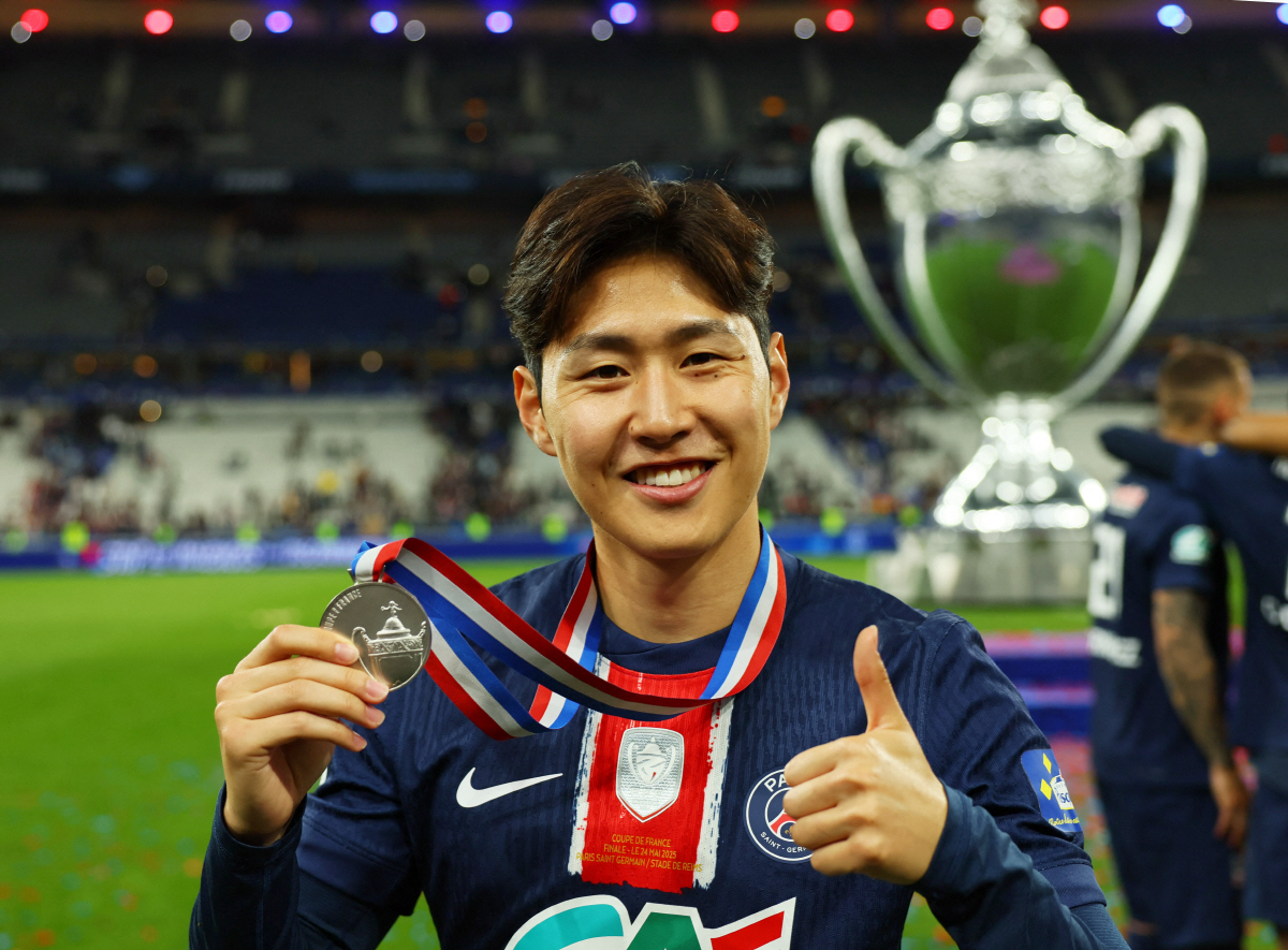 [속보]'<b>이강인</b> 역대급 반전' 맨유 <b>이적설</b> 터졌다…'LEE가 PSG의 장기 계약...