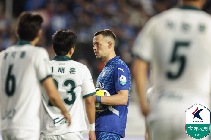 변성환 감독의 승부수 "<b>부천</b>전 승부처는 일류첸코 투입 시점"[현장 인터...
