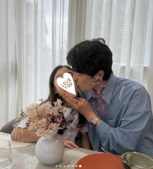 한혜진<b>기성용</b>, 10살 리터니 딸과 <b>12주년</b> 가족사진…‘비주얼 유전자’...