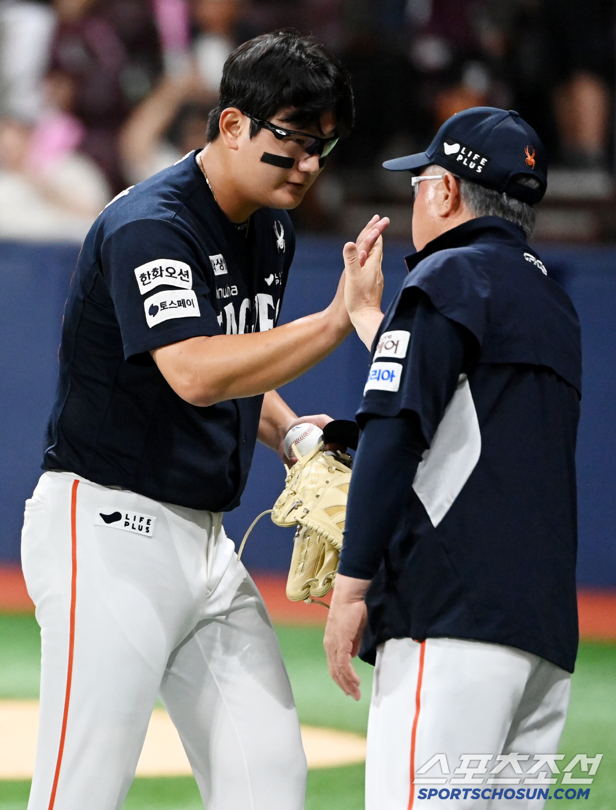 오늘 주인공은 <b>노시환</b>! 웃음 터진 홈런왕, 9회초 <b>결승포</b> → 폰세 승률 1...
