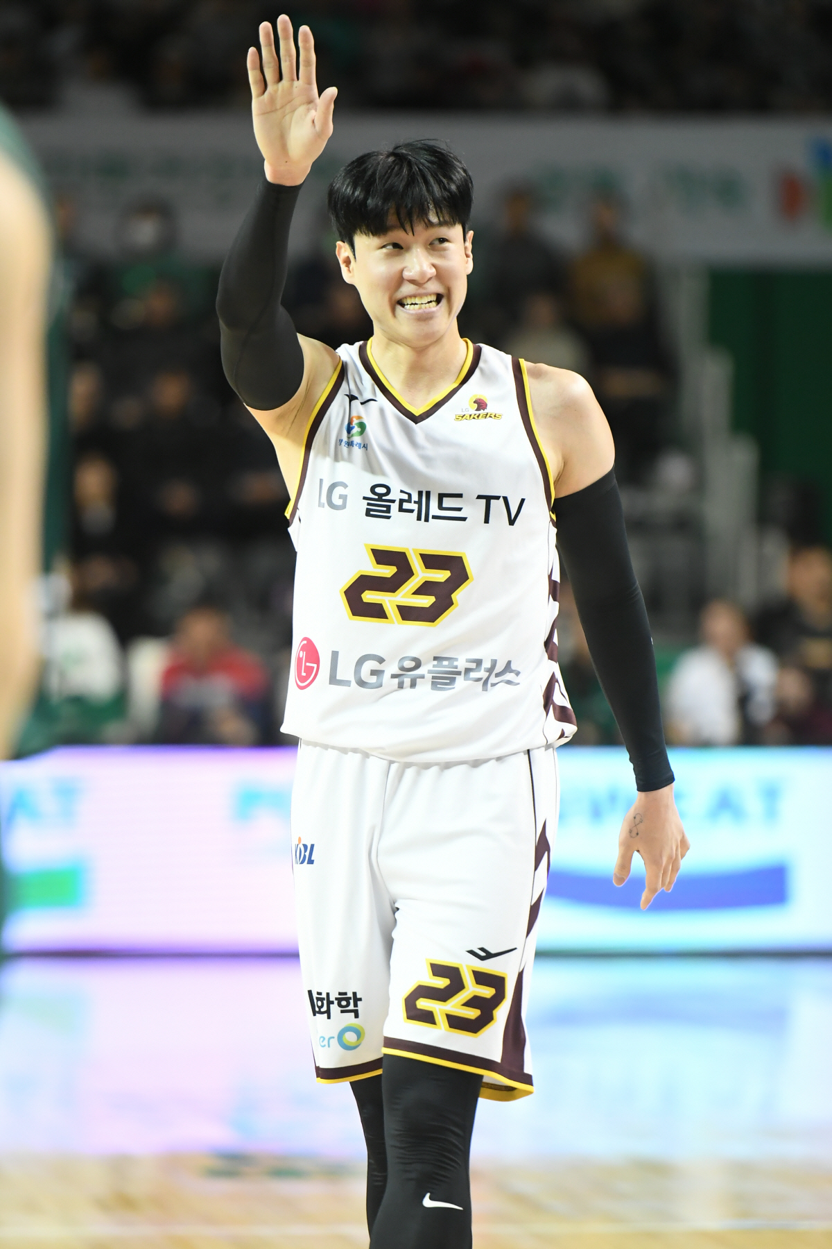 [현장분석] <b>두경민</b>, <b>전성현</b> <b>연봉조정신청</b> 승리. 왜 KBL은 LG 아니라 두 선...