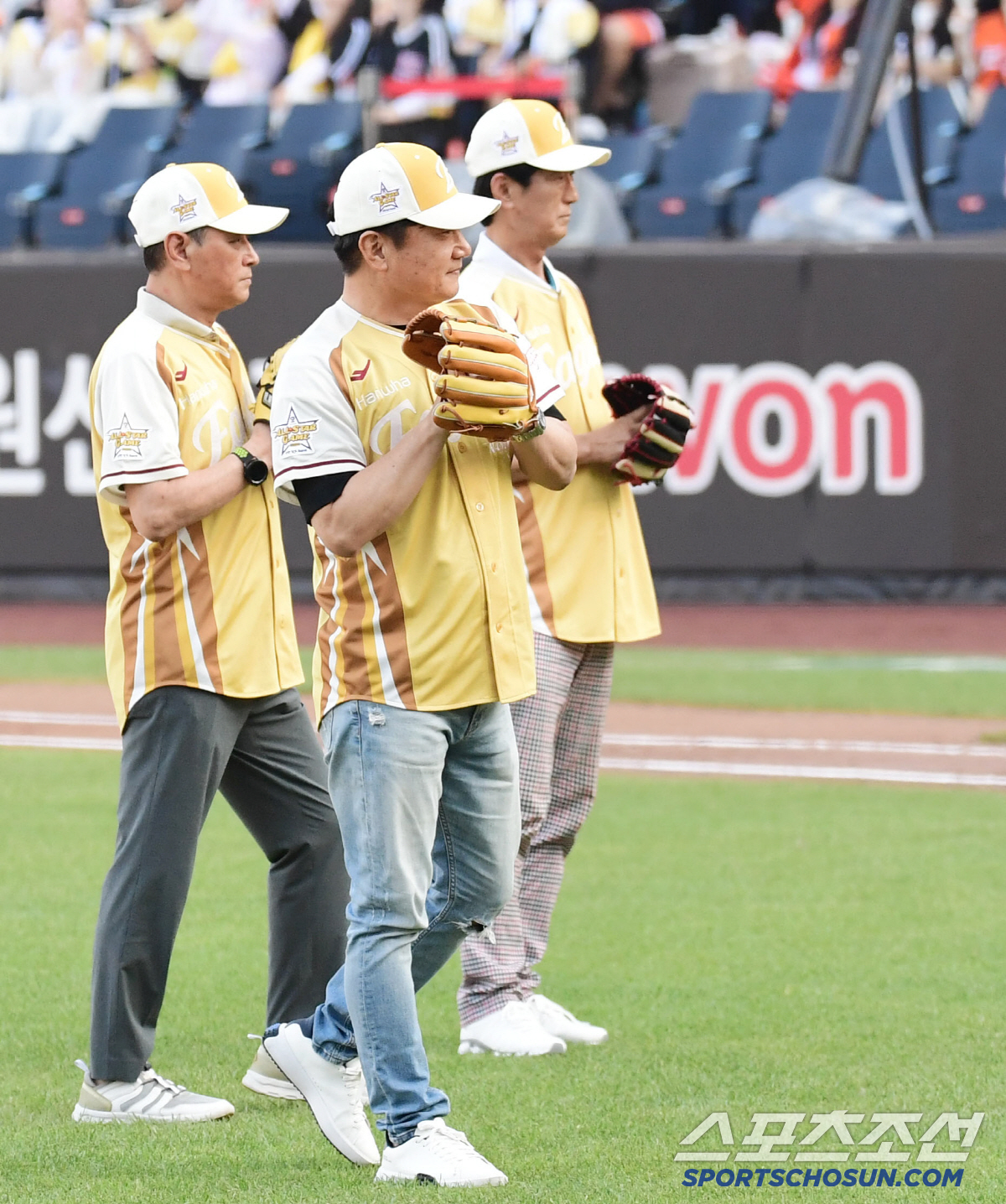 [포토] <b>올스타전 시구</b>하는 한화 레전드 <b>이강돈</b>, <b>한희민</b>, 김상국