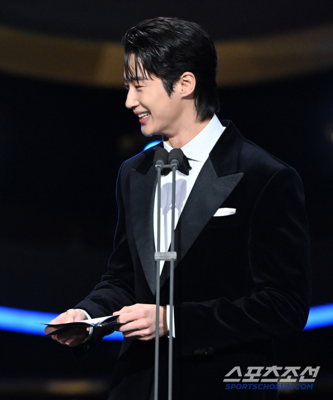 <b>변우석</b>, 1억 <b>기부</b>로 <b>아너스클럽</b> 합류 “작은 마음이 위로 되길”